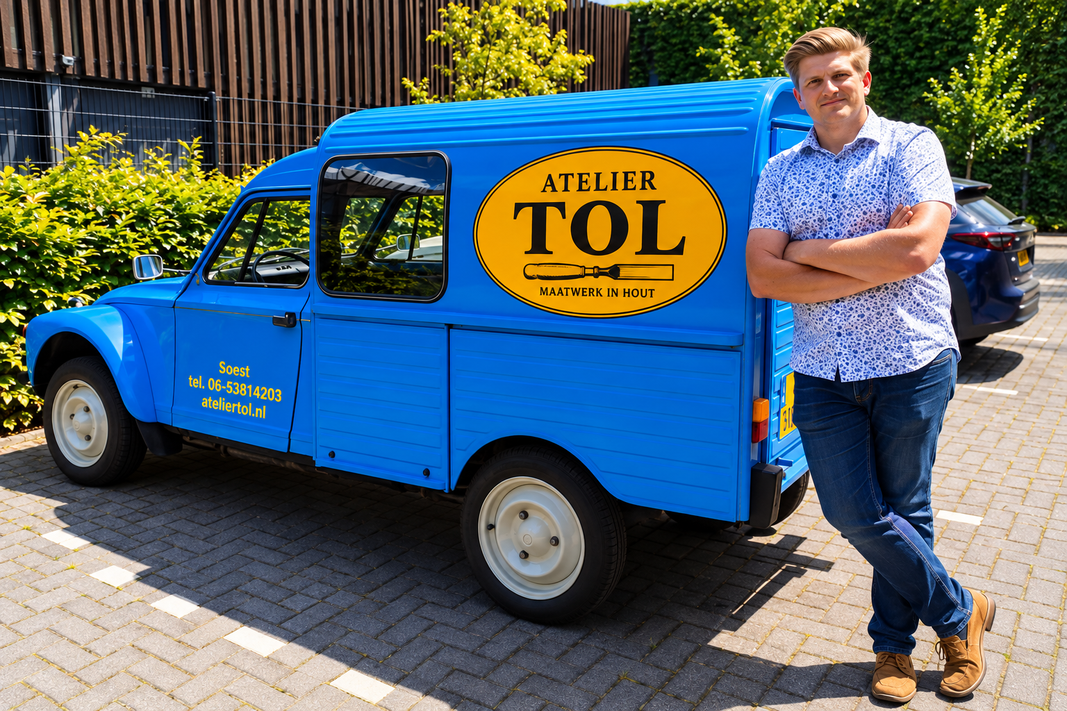 Patrick Tol bij zijn blauwe Citroën Acadiane
